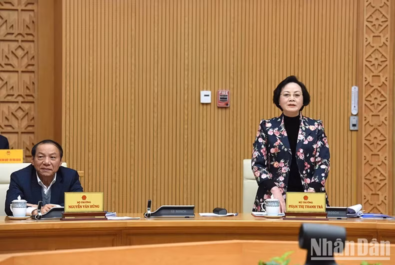 内务部部长范氏青茶发表讲话。