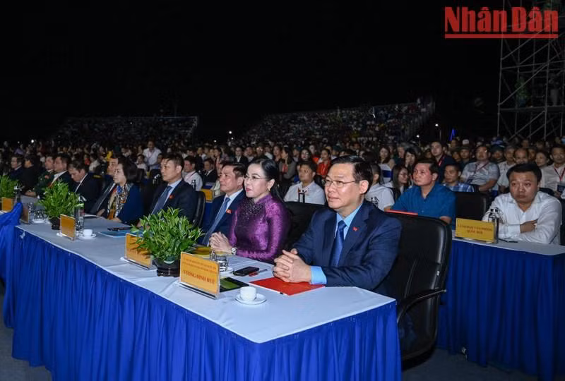 国会主席王廷惠和各位代表出席仪式。