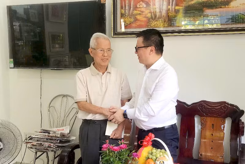 《人民报》社总编辑黎国明探望原《广南报》总编辑胡维丽。