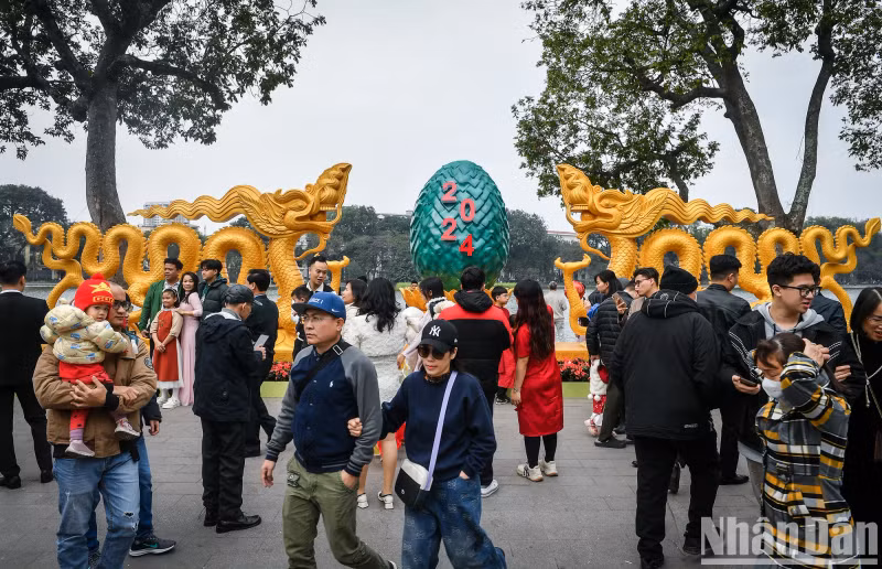 大年初一，河内市还剑湖迎来大量游客。