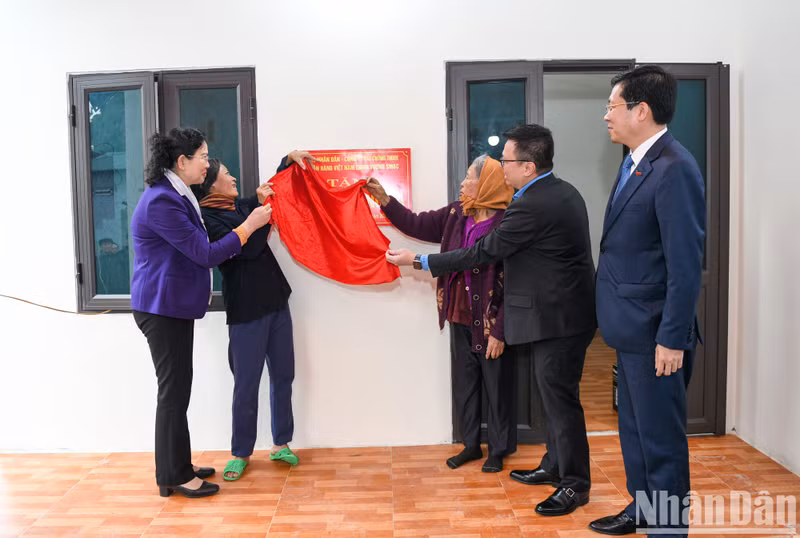 黎国明同志和黎氏水同志向当地人民移交爱心房。