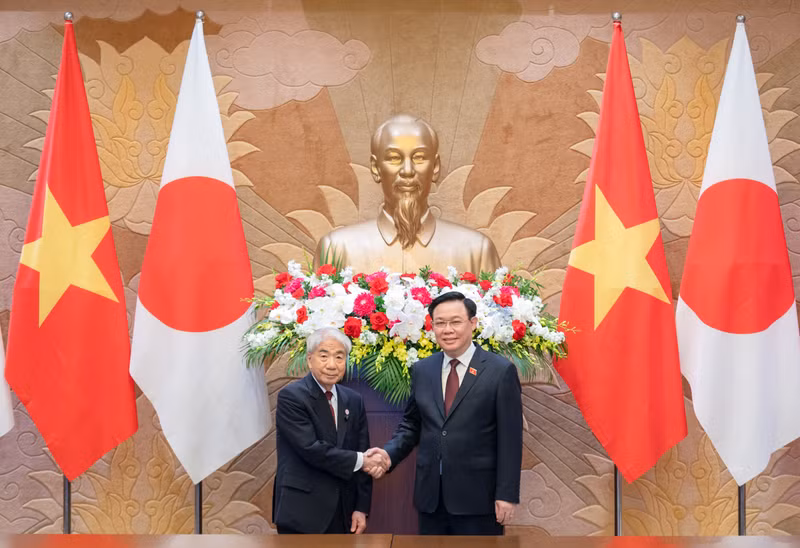 越南国会主席王廷惠与日本参议院议长尾辻秀久举行会谈。（图片来源：国会官网）
