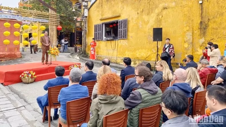 会安市领导欢迎来自意大利的游客。 会安市领导欢迎来自意大利的游客。