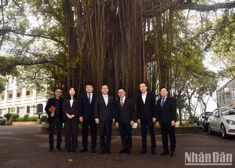 双方代表在越南《人民报》社总部合影。