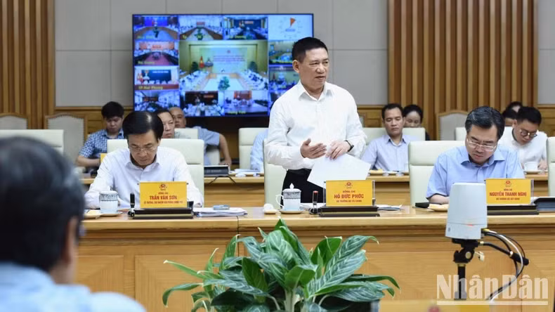 越南财政部部长胡德福发表讲话。