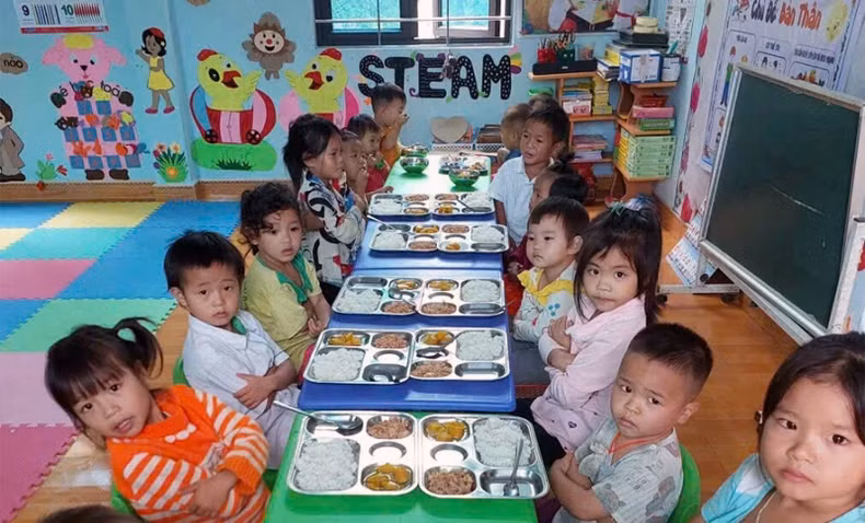 在“助学前行”项目的支持下，林平县春立乡奎庄村学校学生们享用午餐。