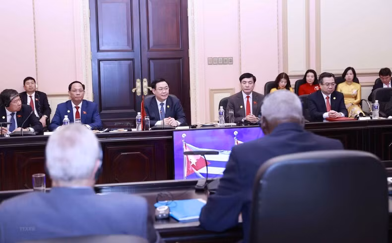 国会主席王廷惠在会谈上发表讲话。