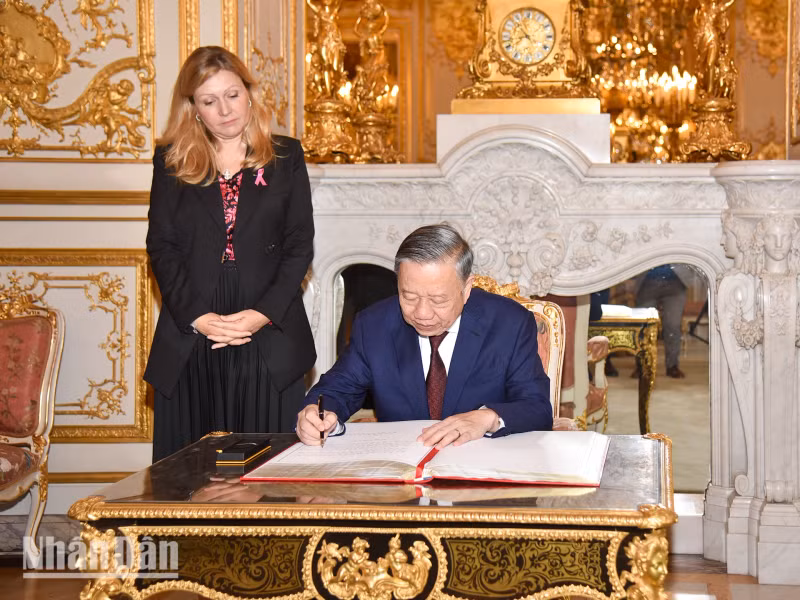 越共中央总书记、国家主席苏林在法国国民议会总部的留言簿上留言。