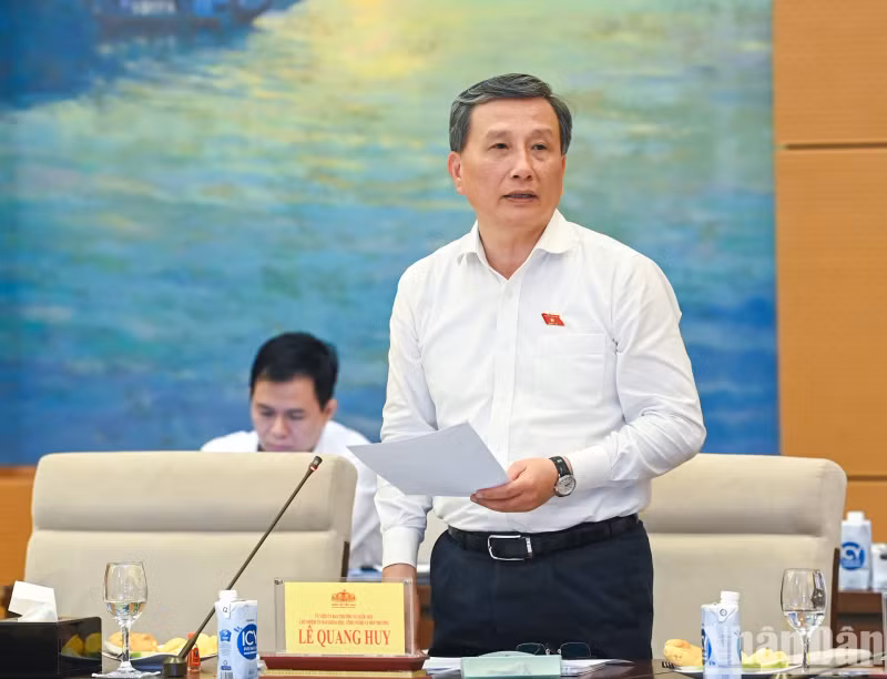 国会科学技术和环境委员会主任黎光辉在会上作报告。