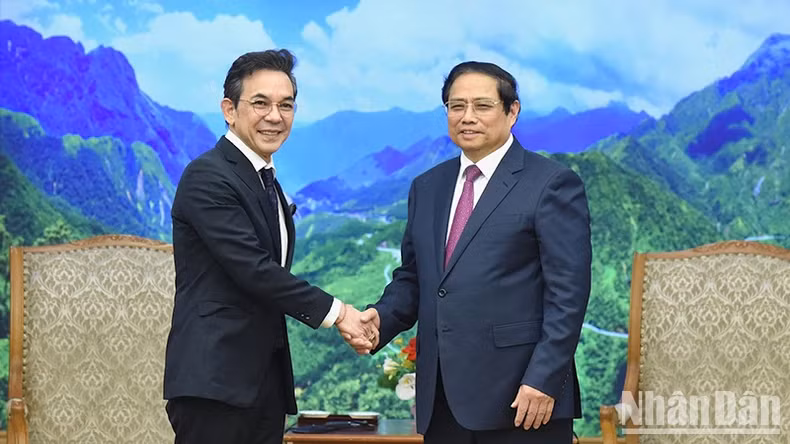 越南政府总理范明正会见前来拜别的泰国驻越南大使尼康德·巴兰库拉。（陈海 摄）