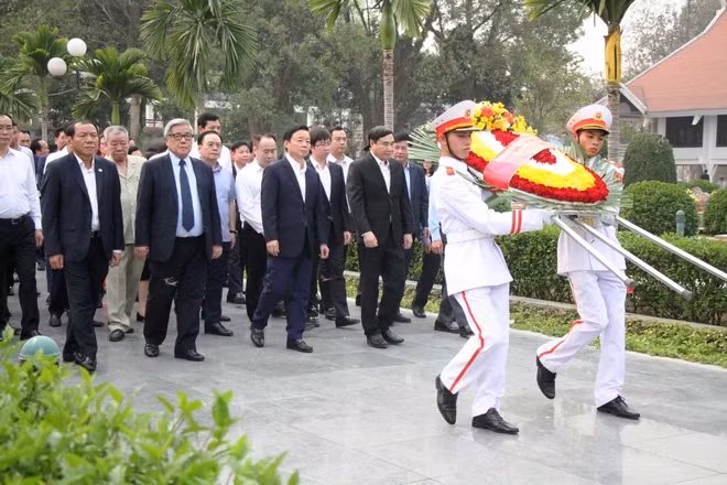 越南政府副总理陈红河在奠边遗迹区上香。