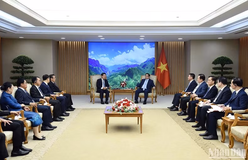 越南政府总理范明正会见老挝政府副总理兼外交部长沙伦塞·贡马西。