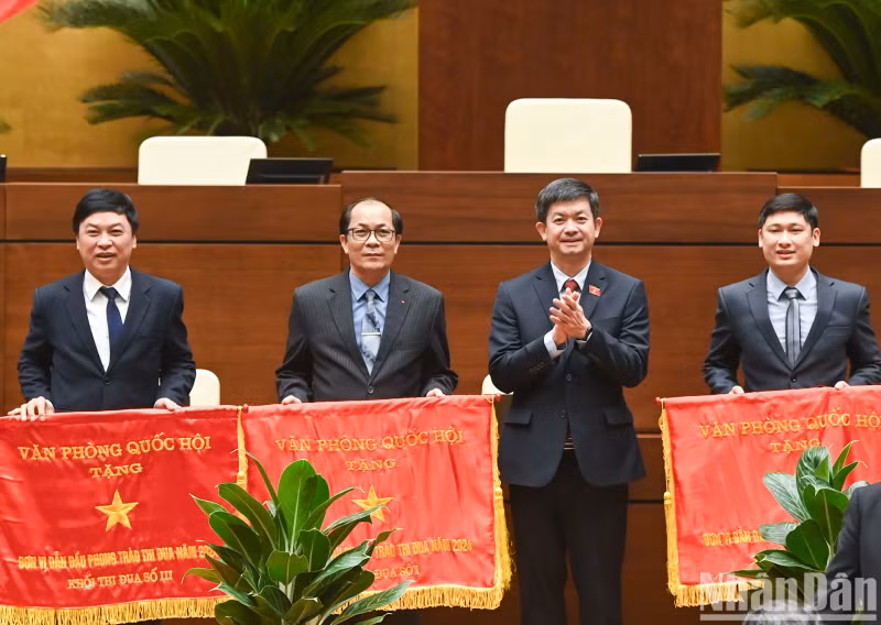 国会秘书长、国会办公厅主任黎光松向2024年竞赛运动的优秀单位授予竞赛旗。