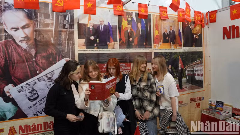“我经常听说有关河内、芽庄、美奈等地，有机会时我不会错过”。这是Larisha小姐和朋友们参观《人民报》社的展位时的感受。