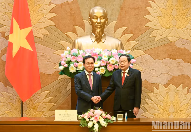 越南国会主席陈青敏和三星（越南）综合体领导。