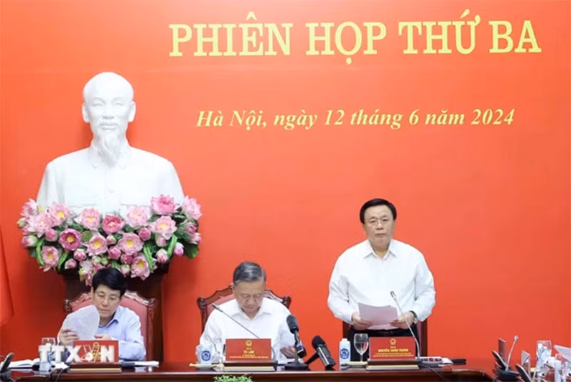 越共中央政治局委员、书记处常务书记梁强，越共中央政治局委员、胡志明国家政治学院院长、中央理论委员会主席阮春胜在会上作报告。