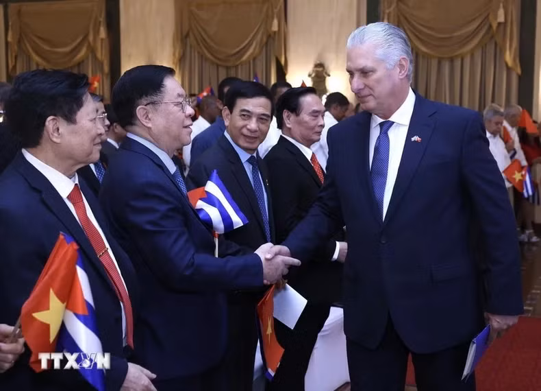 古共中央第一书记、国家主席米格尔·迪亚斯-卡内尔·贝穆德斯(Miguel Díaz-Canel Bermúdez)一同参加。(图片来源:越通社) 古共中央第一书记、国家主席米格尔·迪亚斯-卡内尔·贝穆德斯(Miguel Díaz-Canel Bermúdez)一同参加。(图片来源:越通社)