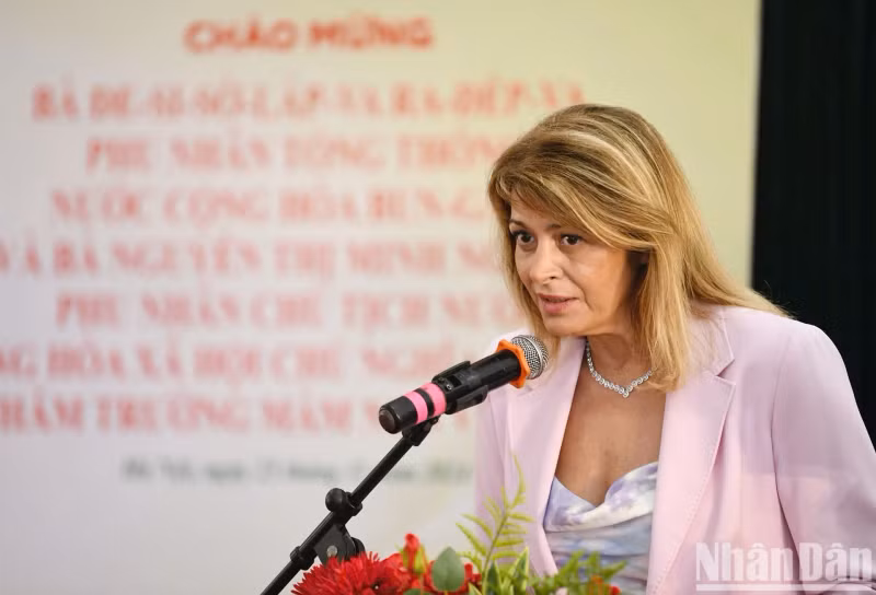 保加利亚总统鲁门·拉德夫夫人德西斯拉娃·拉德娃在活动上发表讲话。