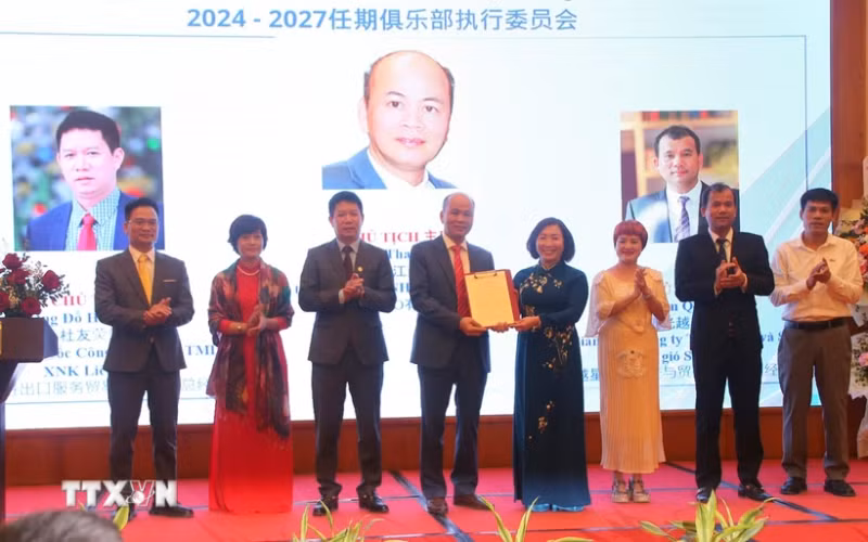10月4日晚，海防市越中友好协会举行仪式，宣布在海防市成立越中企业俱乐部。（图片来源：越通社）