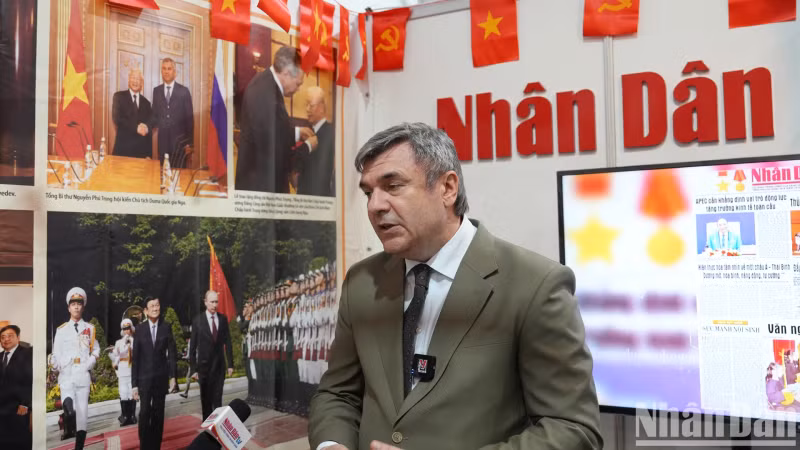 圣彼得堡对外关系委员会副主席Kalganov Vyacheslav Gennadievich从早就来到圣彼得堡国际书展。他分享说，阮富仲总书记的书籍，如《社会主义和越南走向社会主义道路的理论与实践若干问题》一书吸引众多俄罗斯民众的特别关心。