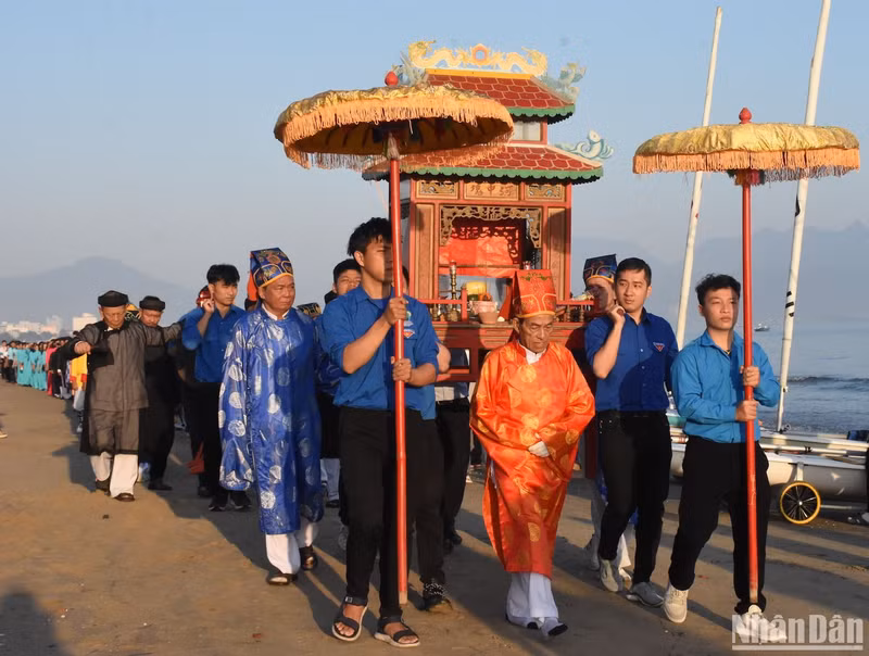 岘港传统求鱼节2016年被文化体育与旅游部公认为国家级非物质文化遗产。（英桃 摄）