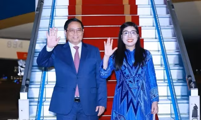 越南政府总理范明正及夫人离开河内，赴巴西出席2024年G20领导人峰会并对多米尼加进行正式访问。（图片来源：越通社）