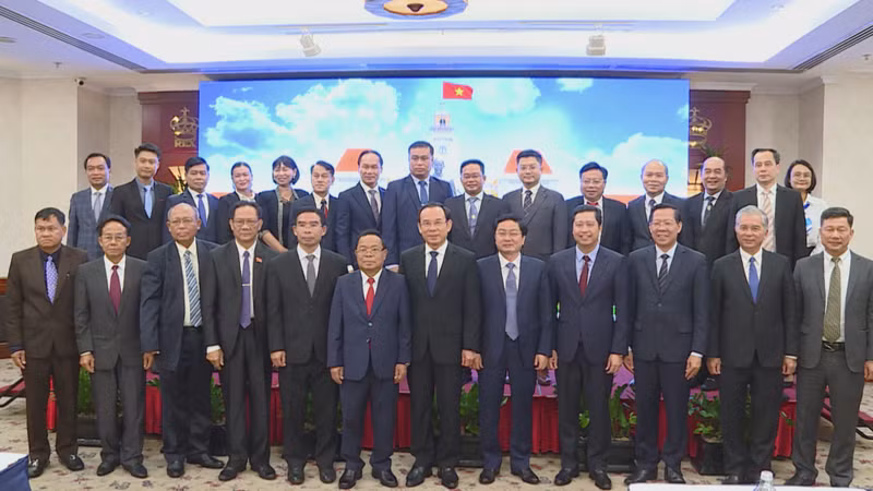 双方代表合影。