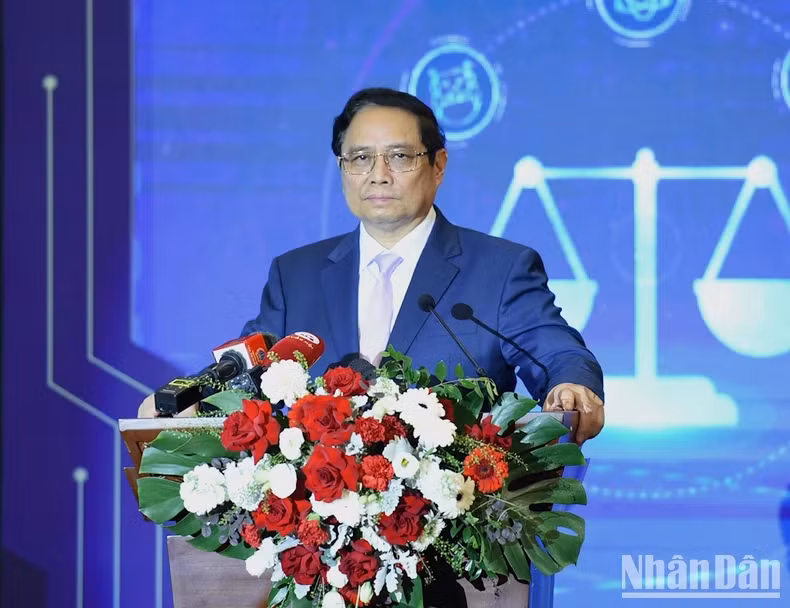 政府总理范明正在会上发表指导性讲话。