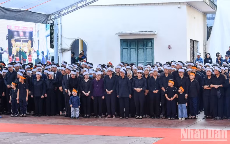 越共中央总书记阮富仲吊唁仪式在河内市东英县东会乡赖沱村举行。