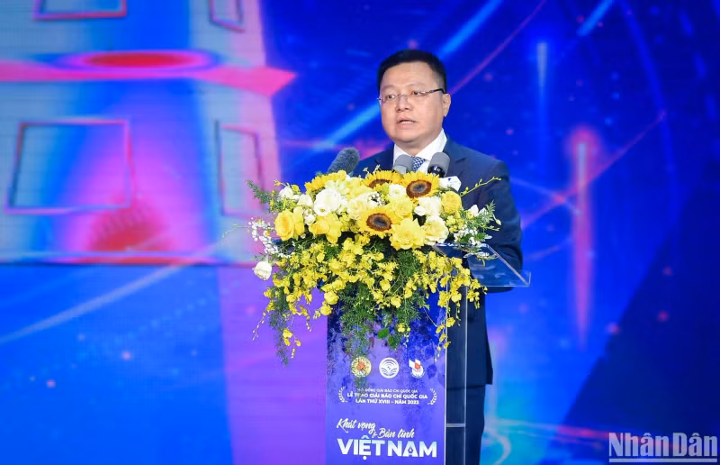 越共中央委员、越南《人民报》社总编辑、中央宣教部副部长、越南新闻工作者协会主席黎国明致开幕词。 越共中央委员、越南《人民报》社总编辑、中央宣教部副部长、越南新闻工作者协会主席黎国明致开幕词。