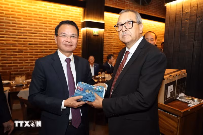 老街省委书记邓春峰向墨西哥代表送纪念品。（图片来源：越通社）