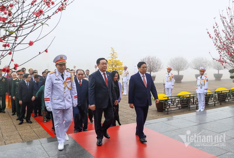 党和国家领导人入陵瞻仰胡志明主席遗容。（图片来源：越通社）