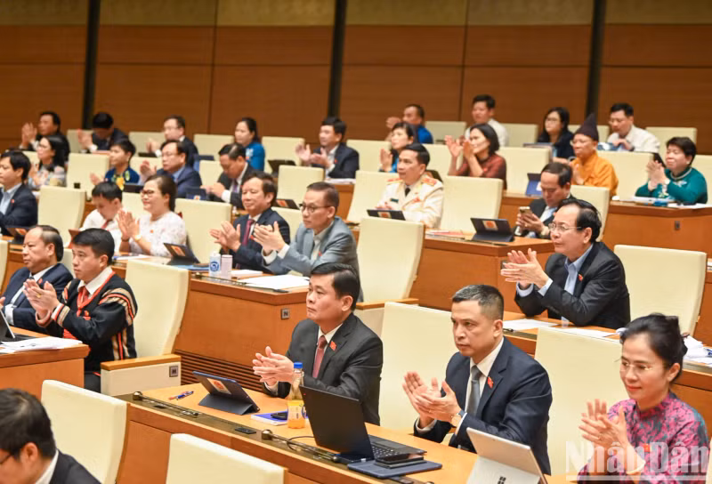 各位代表在国会主席陈青敏就职宣誓仪式后表示祝贺。