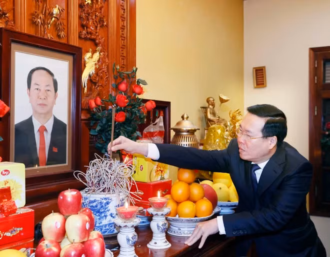 武文赏主席进香缅怀陈大光大将。