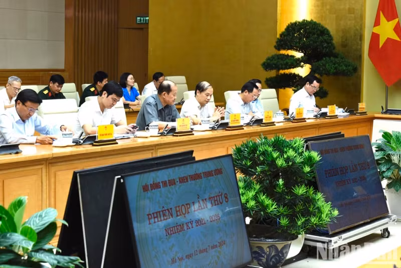 中央竞赛奖励委员会各成员出席第八次会议。
