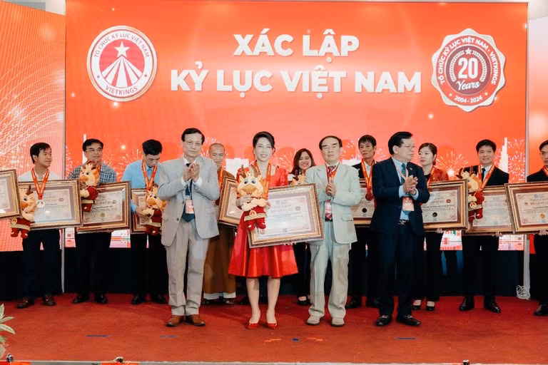 越南动画公司Sconnect代表领取纪录证书。