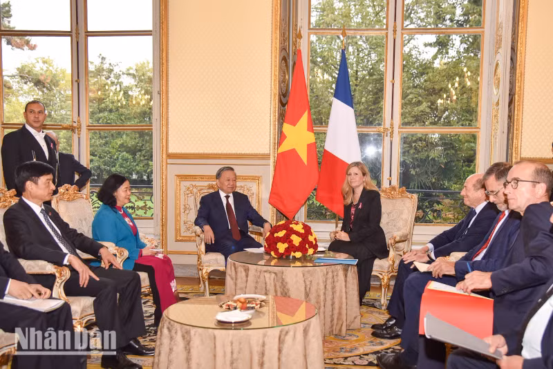 越共中央总书记、国家主席苏林会见法国国民议会议长娅埃尔·布朗·皮韦。