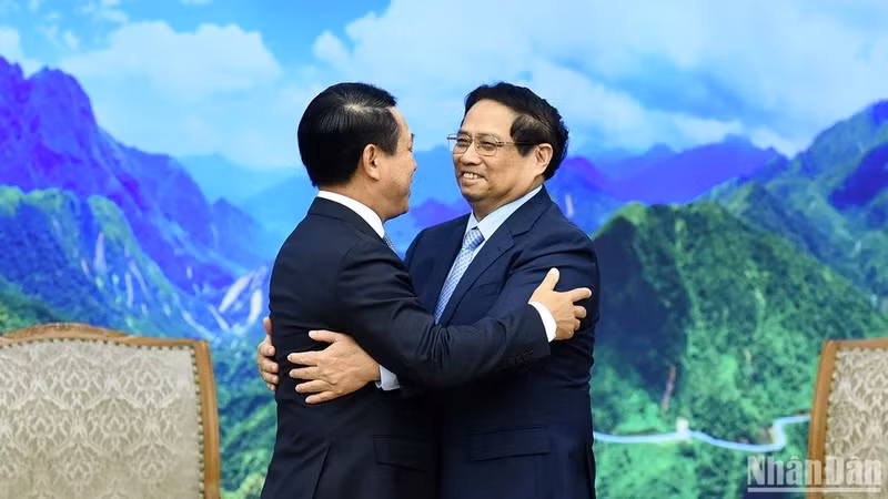 越南政府总理范明正欢迎老挝政府副总理兼外交部长沙伦塞·贡马西。