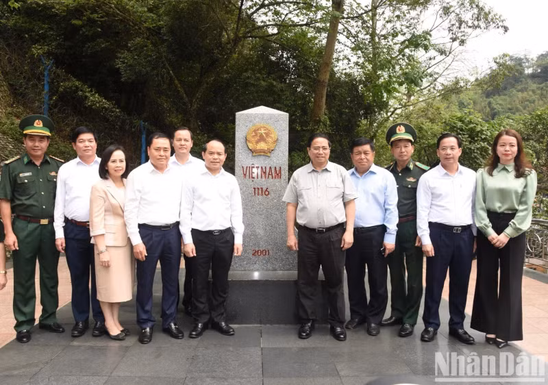 范明正总理一行造访谅山省友谊国际口岸的第1116号界碑。