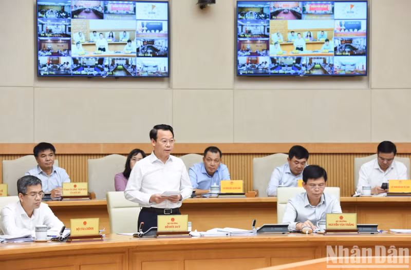 自然资源与环境部部长杜德维在会上发表讲话。