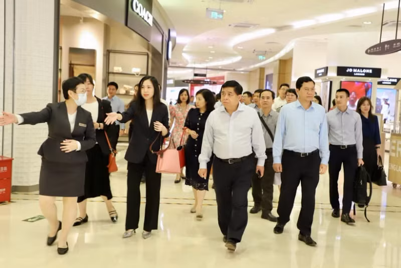 越南计划与投资部部长阮志勇一行对海南省海口保税区自贸中心进行实地考察。（图片来源：越通社）