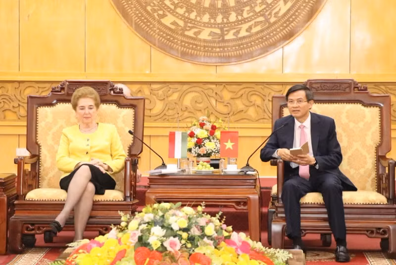 越共中央委员、宁平省委书记段明训会见了匈牙利国会第一副主席玛尔塔·马特赖。