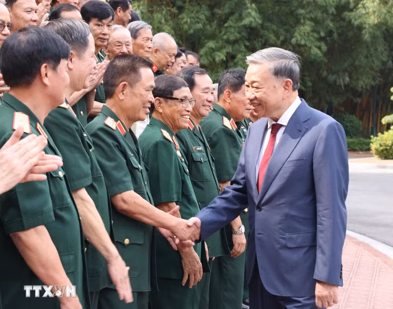 越共中央总书记、越南国家主席苏林会见308师老战士代表团。（图片来源：越通社）