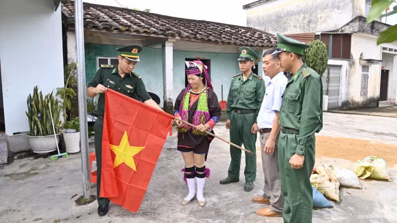 埔痕边防站干部、战士向海山乡人民赠送国旗。