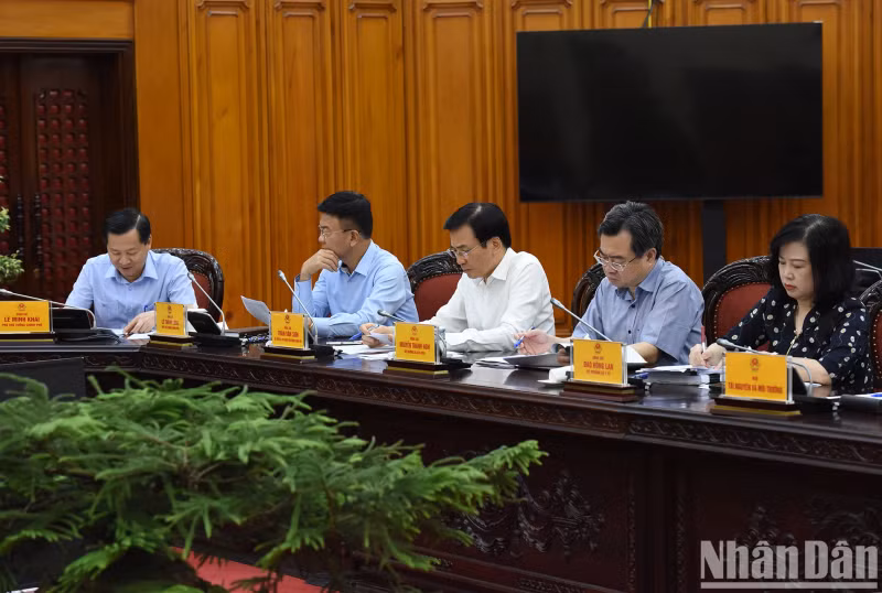 各位政府副总理和各部领导出席会议。