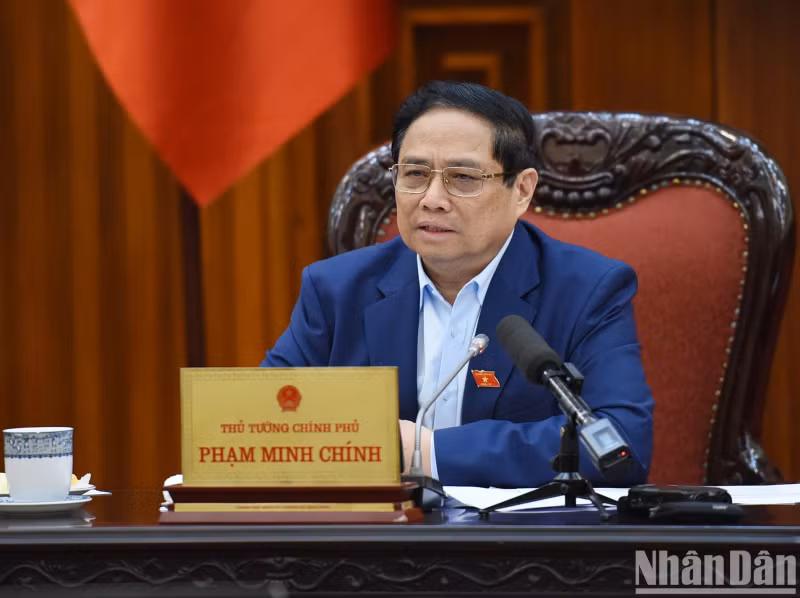政府总理范明正主持召开政府常务委员会有关抑制通胀的会议。