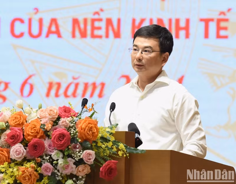 越南国家银行副行长范青河在会上发表讲话。