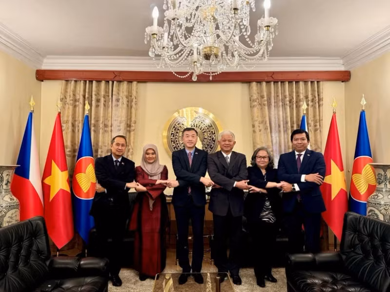 布拉格东盟委员会（ACP）成员国外交机构代表合影。（图片来源：越通社）