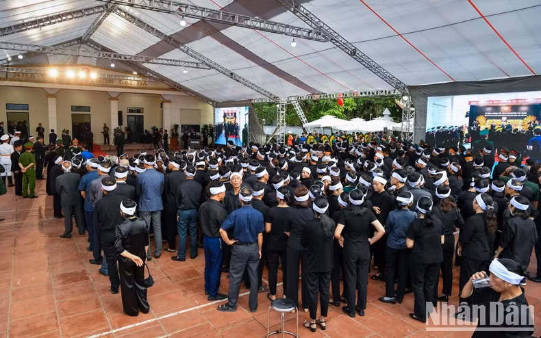 越共中央总书记阮富仲吊唁仪式在河内市东英县东会乡赖沱村举行。