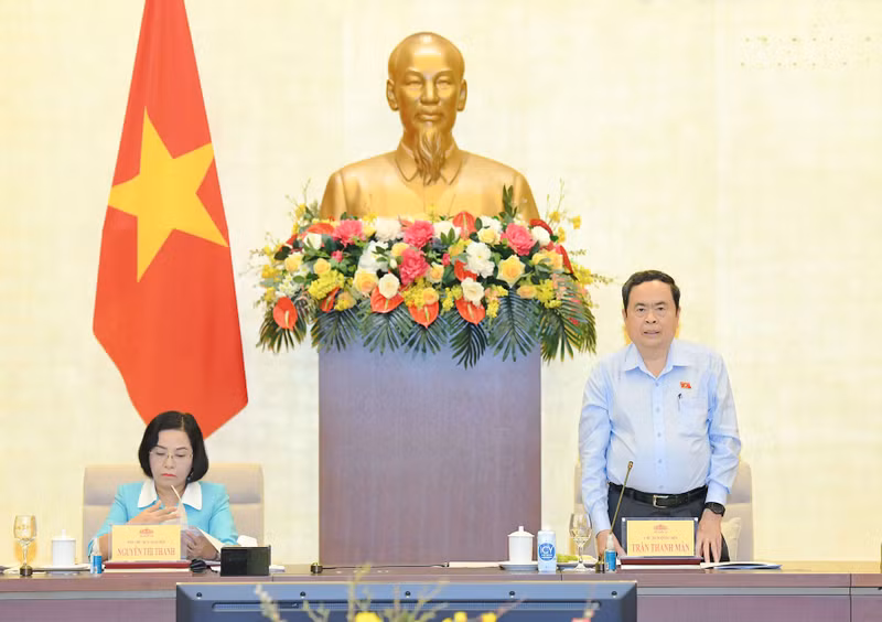 越南国会主席陈青敏主持会议。
